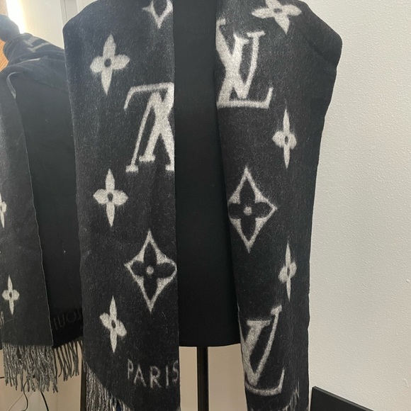 Louis Vuitton Reykjavik Scarf - Picture 1 of 8